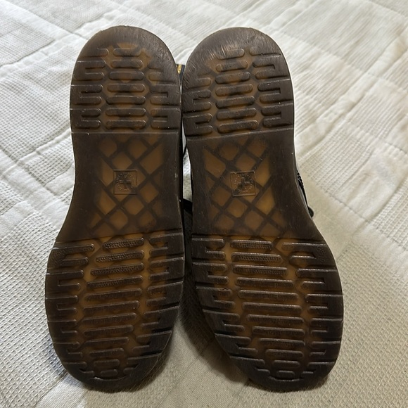 DR. Martens charol boots size 7 men’s and 8 women’s. - Picture 4 of 6